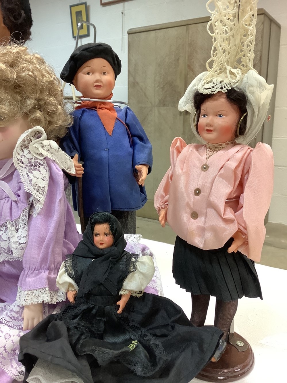 Lot de poupées en costume régional, hauteur de 10 à 36 cm. 4 monnaies lot de poupees en costume regional hauteur de 10 a 36 cm