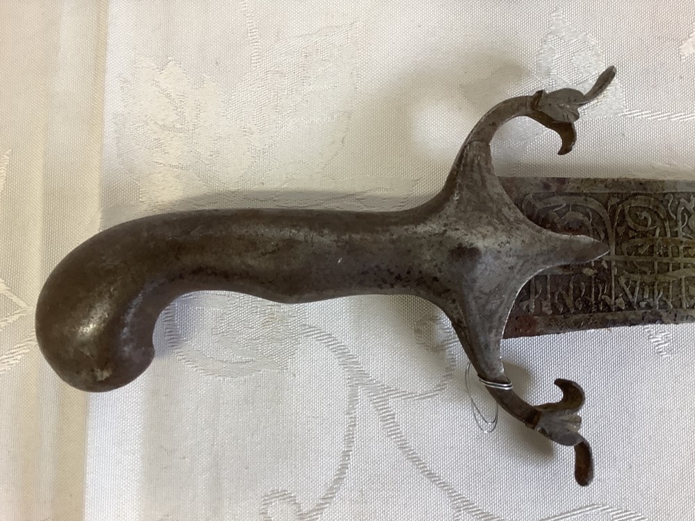 Paire de sabres indopersans. 3 monnaies paire de sabres indopersans
