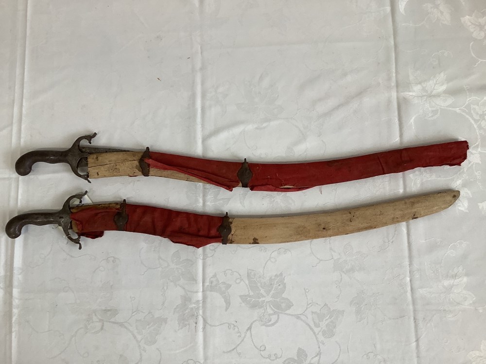 Paire de sabres indopersans. monnaies paire de sabres indopersans