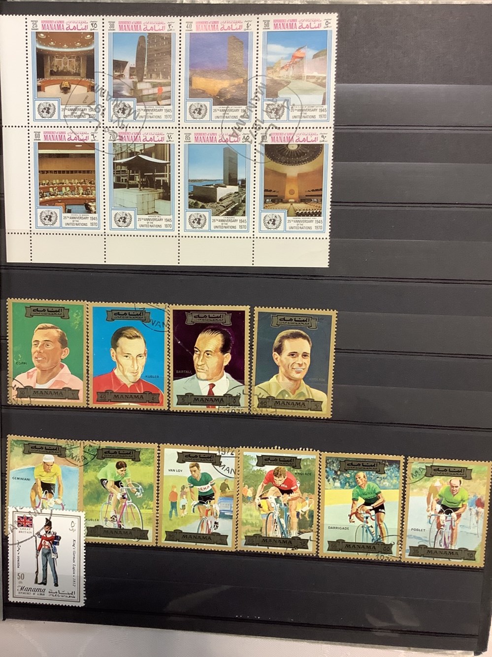 8 albums de timbres, Asie et Proche 14 monnaies 8 albums de timbres asie et proche
