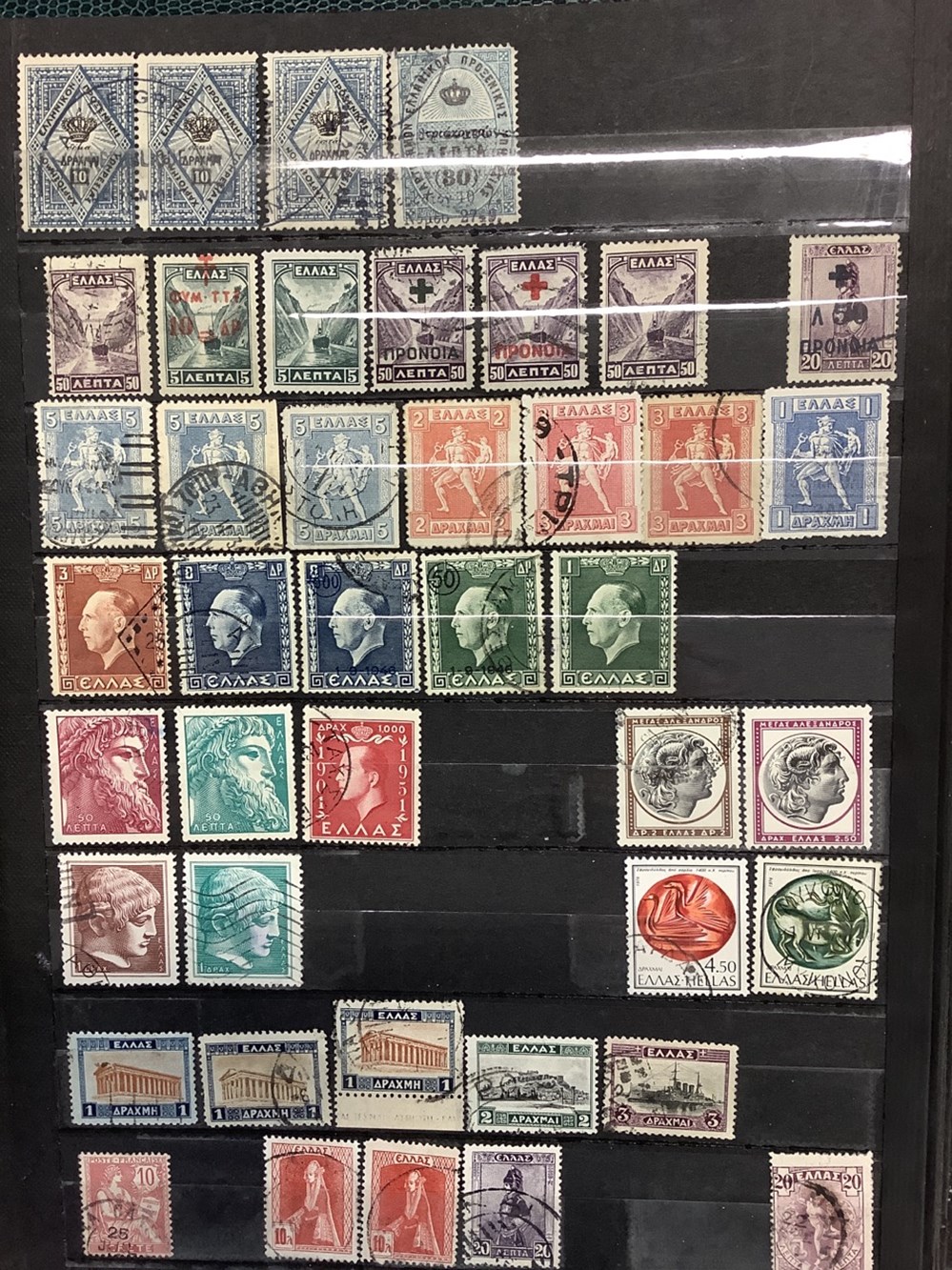 14 albums de timbres, principalement Europe de l’Ouest, la plupart oblitérés, toutes époques, plusieurs milliers de timbres 8 monnaies 14 albums de timbres principalement europe de l ouest la plupart obliteres toutes epoques plusieurs milliers de timbres