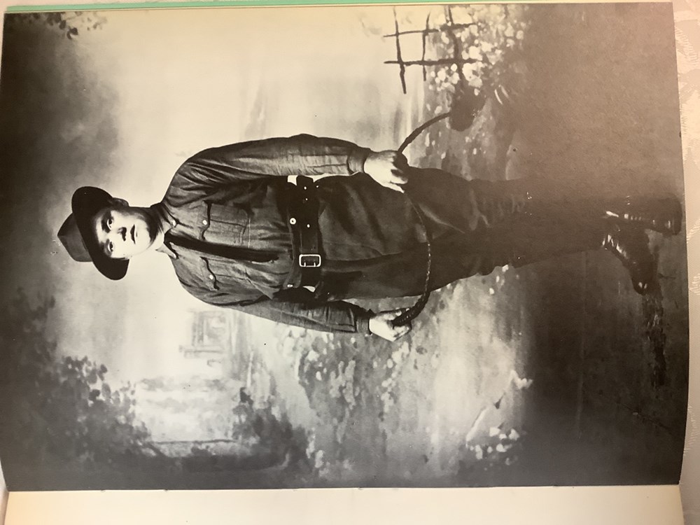 1 album de photographies anciennes et un livre des photographies de Norbert GHISOLAND préface de Patrick Raynaud 10 monnaies 1 album de photographies anciennes et un livre des photographies de norbert ghisoland preface de patrick raynaud