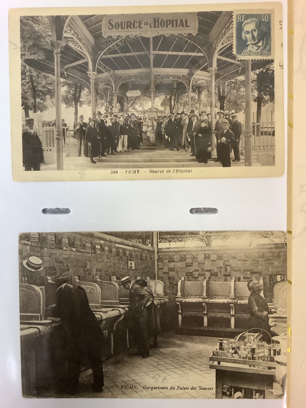Album de cartes postales de Vichy, début XXeme, dont intérieur du Palais des Sources et extérieurs animés. 71 cartes. 3 monnaies album de cartes postales de vichy debut xxeme dont interieur du palais des sources et exterieurs animes 71 cartes