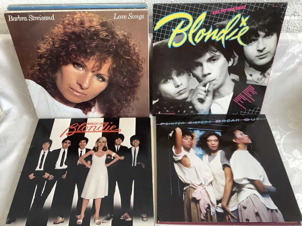 Lot de 18 vinyles 33 T, chanteuses pop et folk dont TWIGGY, POINTER SISTERS, PAT BENATAR, BLONDIE, BARBRA STREISAND, DIANA ROSS, DONNA SUMMER et JOAN ARMATRADING etc 3 monnaies lot de 18 vinyles 33 t chanteuses pop et folk dont twiggy pointer sisters pat benatar blondie barbra streisand diana ross donna summer et joan armatrading etc