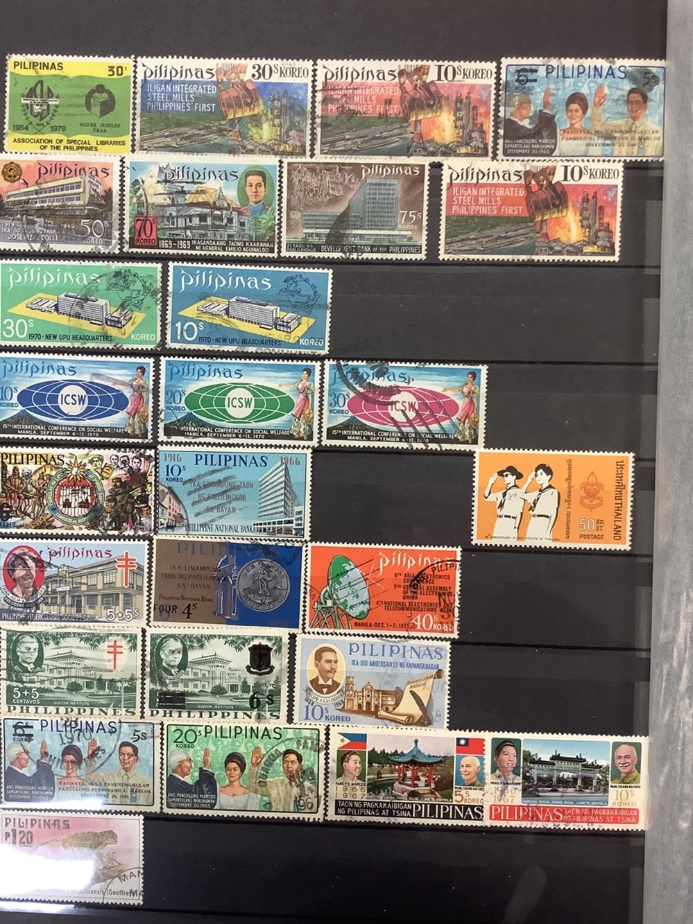 8 albums de timbres, Asie et Proche 12 monnaies 8 albums de timbres asie et proche