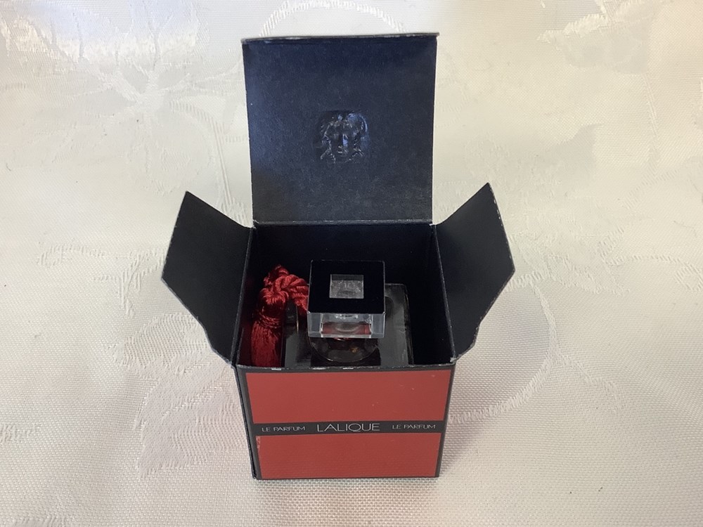 « Le parfum » LALIQUE eau de parfum. Flacon à l’état neuf avec son cordon rouge, 4,5 ml dans sa boîte, en bon état. 2 monnaies le parfum lalique eau de parfum flacon a l etat neuf avec son cordon rouge 4 5 ml dans sa boite en bon etat