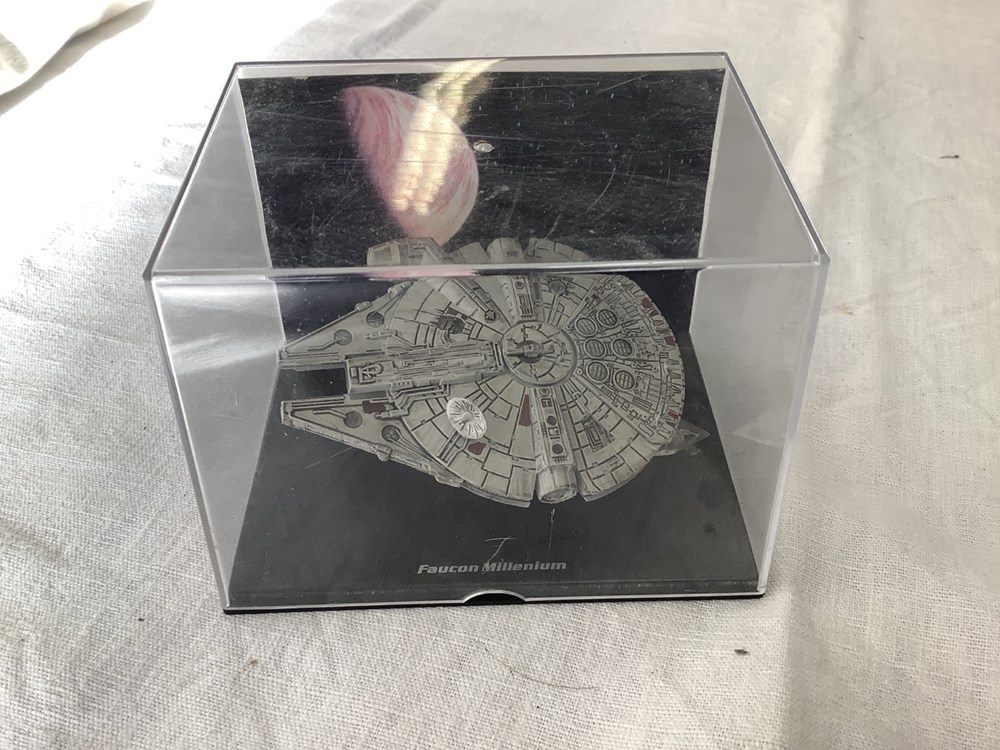 Un lot de Bandes dessinées dont Astérix et Star Wars + une maquette miniature Star Wars Faucon Millenium monnaies un lot de bandes dessinees dont asterix et star wars une maquette miniature star wars faucon millenium