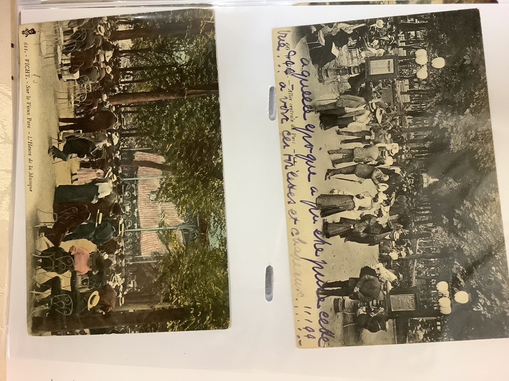 Album de cartes postales de Vichy, début XXeme, dont intérieur du Palais des Sources et extérieurs animés. 71 cartes. 4 monnaies album de cartes postales de vichy debut xxeme dont interieur du palais des sources et exterieurs animes 71 cartes