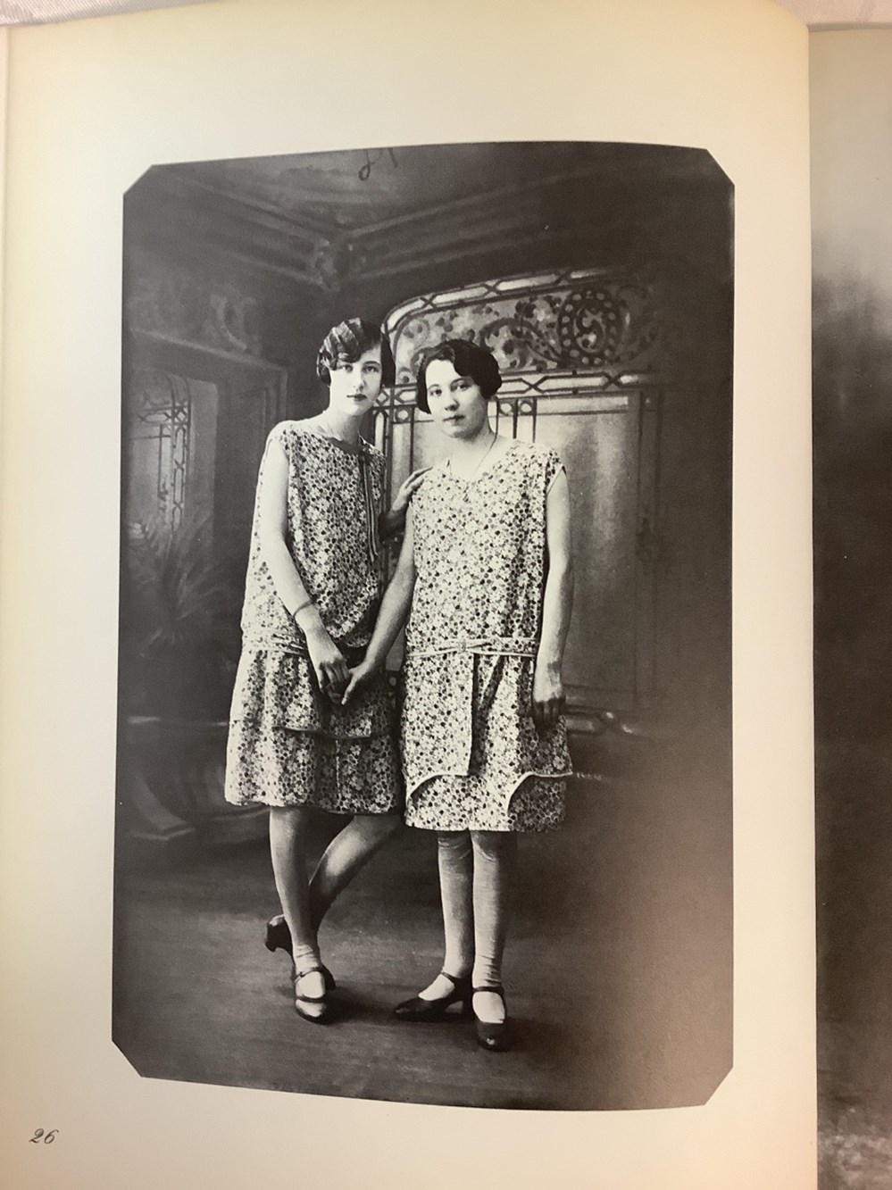1 album de photographies anciennes et un livre des photographies de Norbert GHISOLAND préface de Patrick Raynaud 7 monnaies 1 album de photographies anciennes et un livre des photographies de norbert ghisoland preface de patrick raynaud