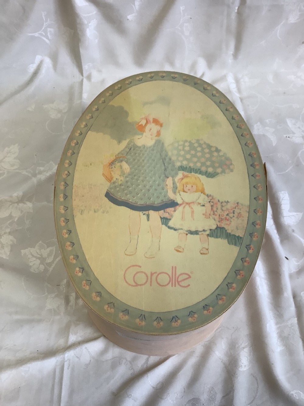 Poupée Corolle création catherine Refabert H 40 dans sa boîte décorée 3 monnaies poupee corolle creation catherine refabert h 40 dans sa boite decoree