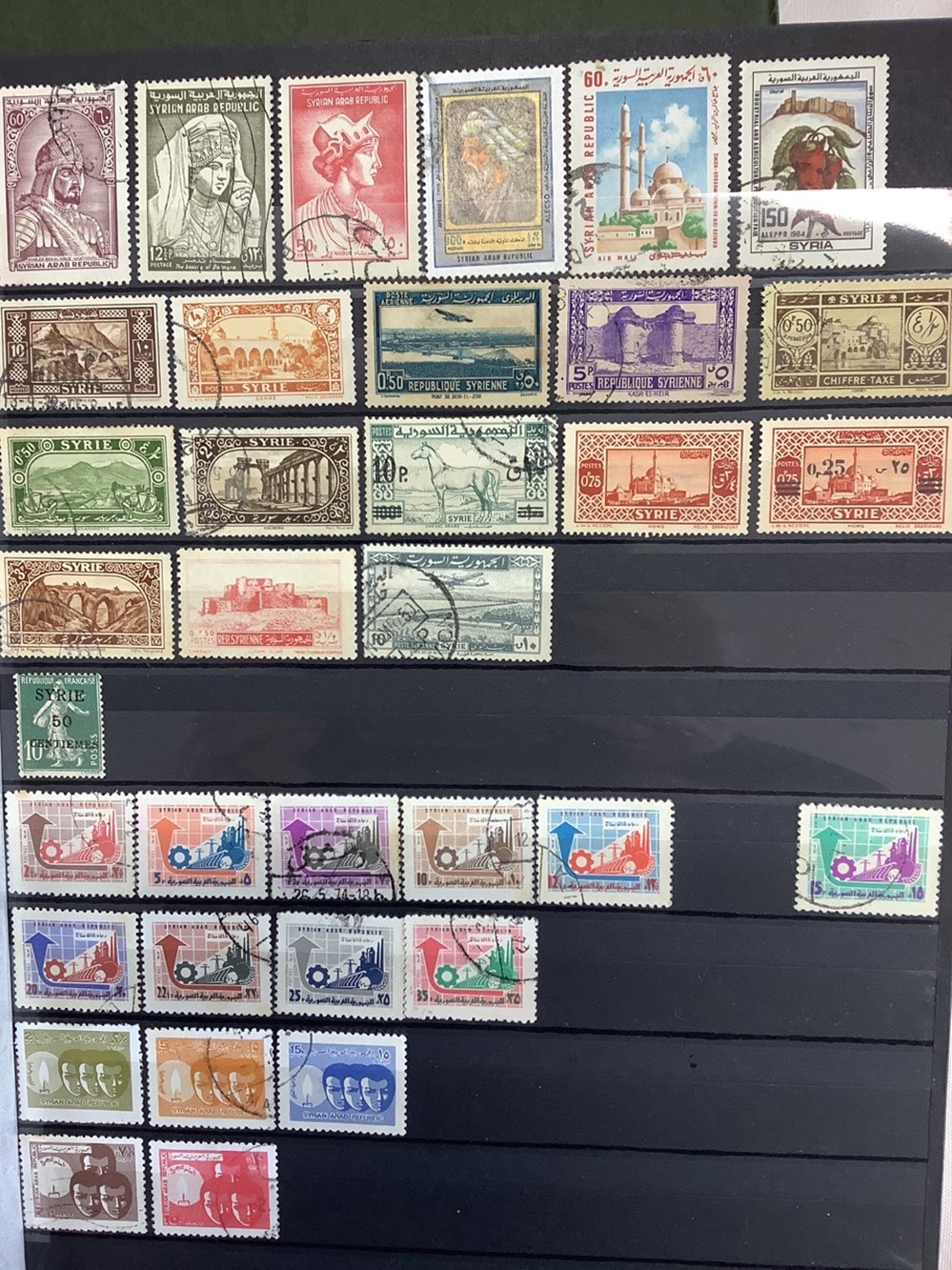 2 albums de timbres divers dont Vatican, Liban, Turquie, Syrie, Indochine etc 11 monnaies 2 albums de timbres divers dont vatican liban turquie syrie indochine etc