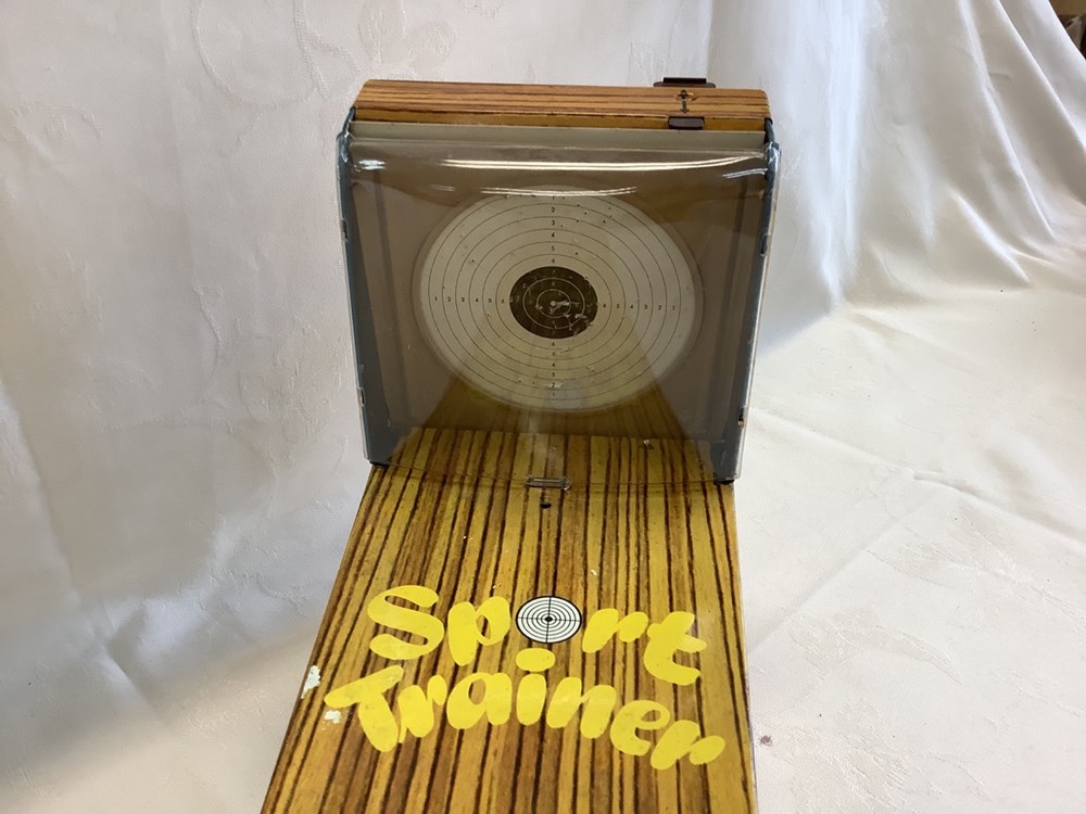 Un jeu de tir « sport trainer » en bon état, fonctionnel 2 monnaies un jeu de tir sport trainer en bon etat fonctionnel