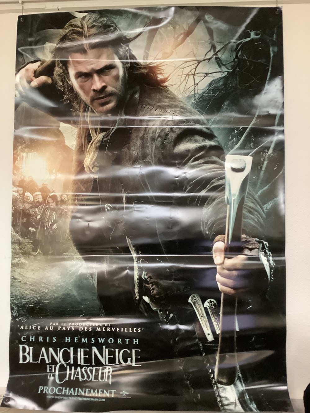 Une affiche de cinéma « Blanche neige et le chasseur » 153 x 220 cm monnaies une affiche de cinema blanche neige et le chasseur 153 x 220 cm
