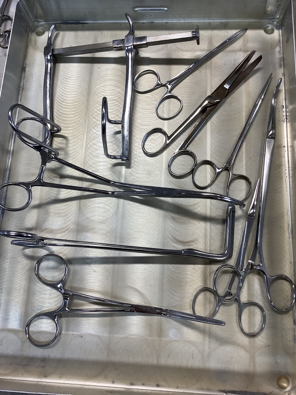 Lot de matériel médical ancien dans une grande boîte en inox 40x30 cm, hauteur 10 cm. 2 monnaies lot de materiel medical ancien dans une grande boite en inox 40x30 cm hauteur 10 cm
