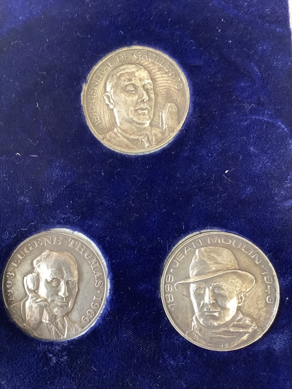 2 coffrets de médailles commémoratives 2ème Guerre Mondiale 4 monnaies 2 coffrets de medailles commemoratives 2eme guerre mondiale