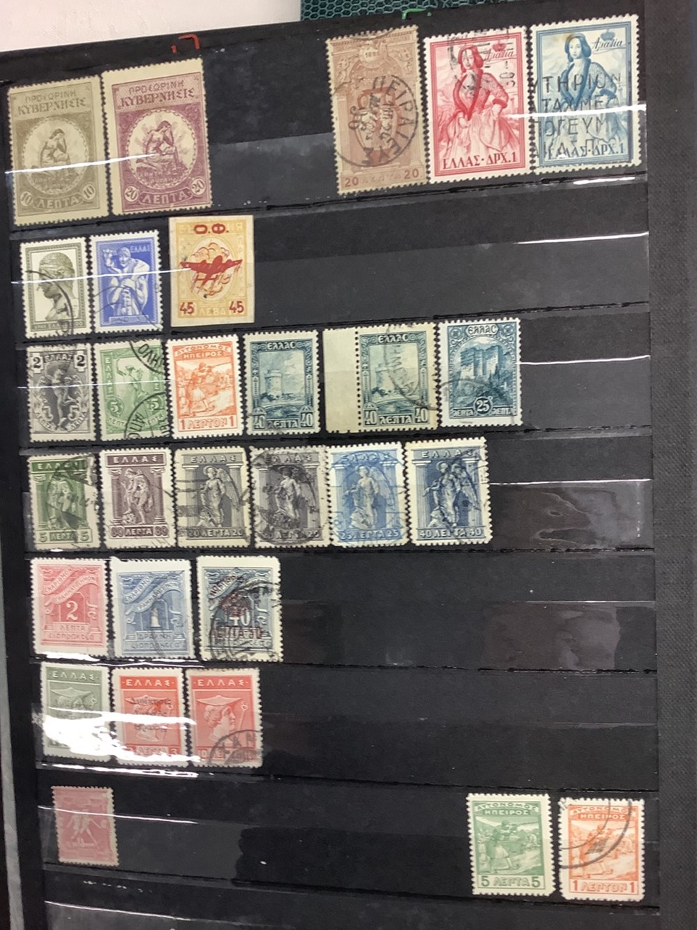 14 albums de timbres, principalement Europe de l’Ouest, la plupart oblitérés, toutes époques, plusieurs milliers de timbres 9 monnaies 14 albums de timbres principalement europe de l ouest la plupart obliteres toutes epoques plusieurs milliers de timbres