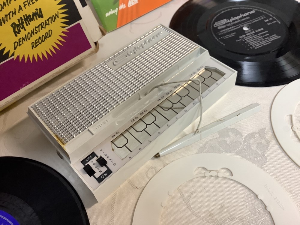 Stylophone dans sa boîte, fonctionnel et le livre d’accompagnement avec ses disques 45T monnaies stylophone dans sa boite fonctionnel et le livre d accompagnement avec ses disques 45t