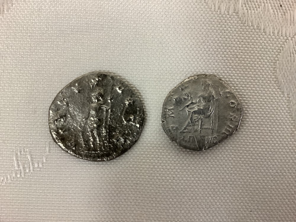 Lot de 2 pièces romaines en argent et 10 Louis XIII en état d’épave monnaies lot de 2 pieces romaines en argent et 10 louis xiii en etat d epave
