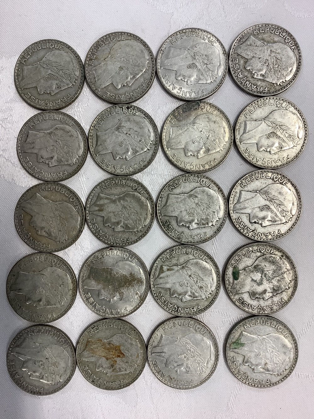 Lot de pièces de 20 francs Turin en argent dont 1 de 1929, 16 de 1933, 1 de 1937 et 2 de 1938 monnaies lot de pieces de 20 francs turin en argent dont 1 de 1929 16 de 1933 1 de 1937 et 2 de 1938