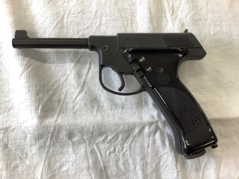 Un pistolet à air comprimé Plainsman 175, dans sa boîte 2 monnaies un pistolet a air comprime plainsman 175 dans sa boite