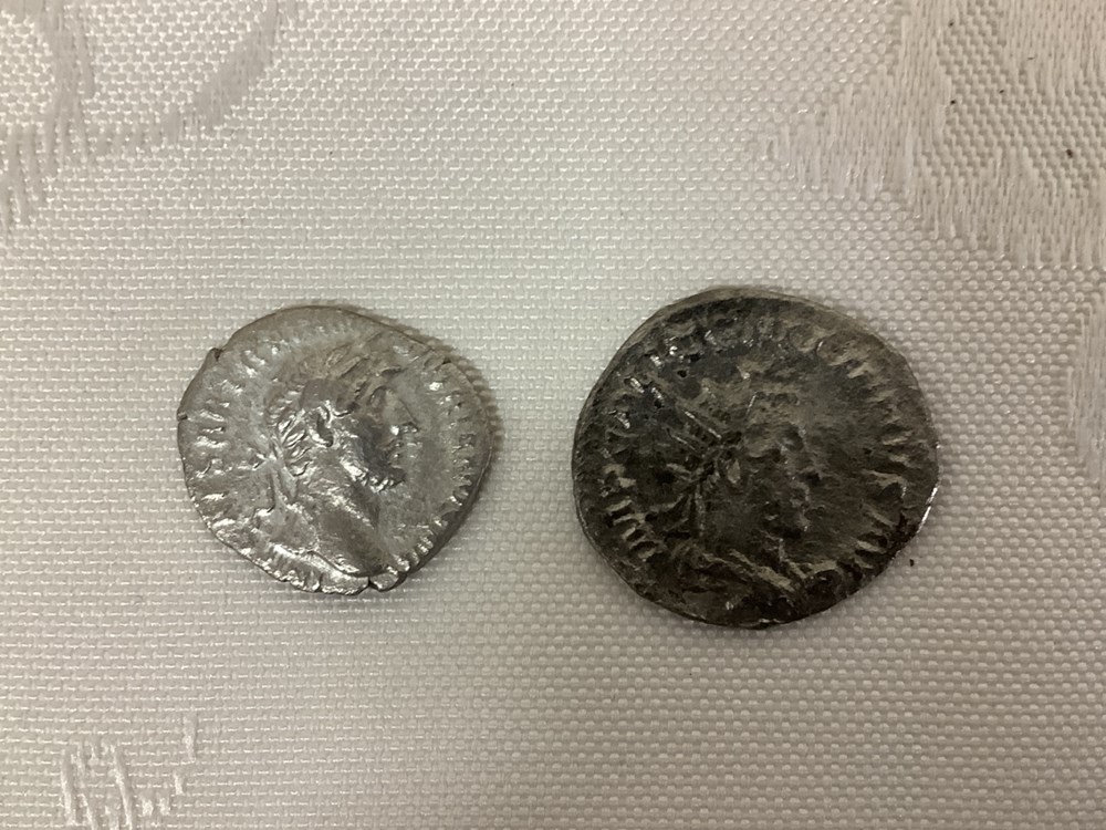 Lot de 2 pièces romaines en argent et 10 Louis XIII en état d’épave 2 monnaies lot de 2 pieces romaines en argent et 10 louis xiii en etat d epave