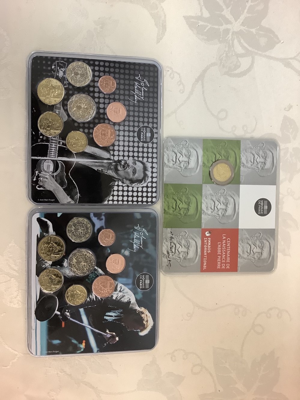 Lot de pièces en Euros commémoratives : Johnny Hallyday et Abbé Pierre monnaies lot de pieces en euros commemoratives johnny hallyday et abbe pierre