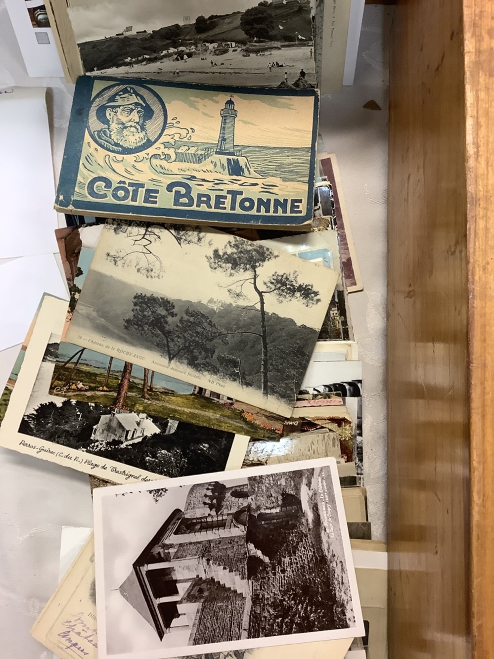 Important lot de cartes postales principalement sur la Bretagne et sa boîte de rangement, modernes, anciennes et repro. 5 monnaies important lot de cartes postales principalement sur la bretagne et sa boite de rangement modernes anciennes et repro