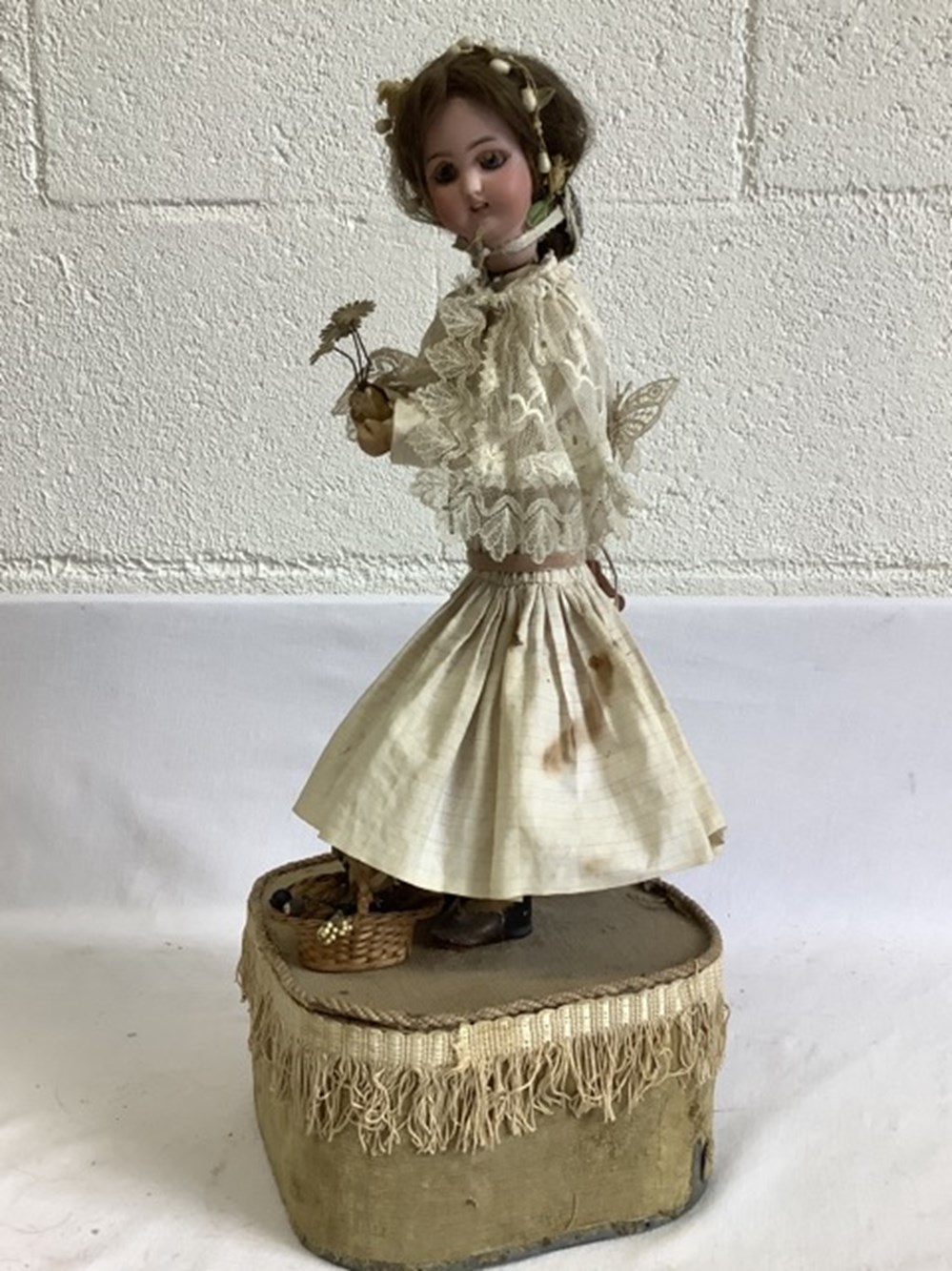POUPEE AUTOMATE "LA MARCHANDE DE FLEURS" HAUTEUR 50 CM (SOCLE COMPRIS) 2 monnaies poupee automate la marchande de fleurs hauteur 50 cm socle compris