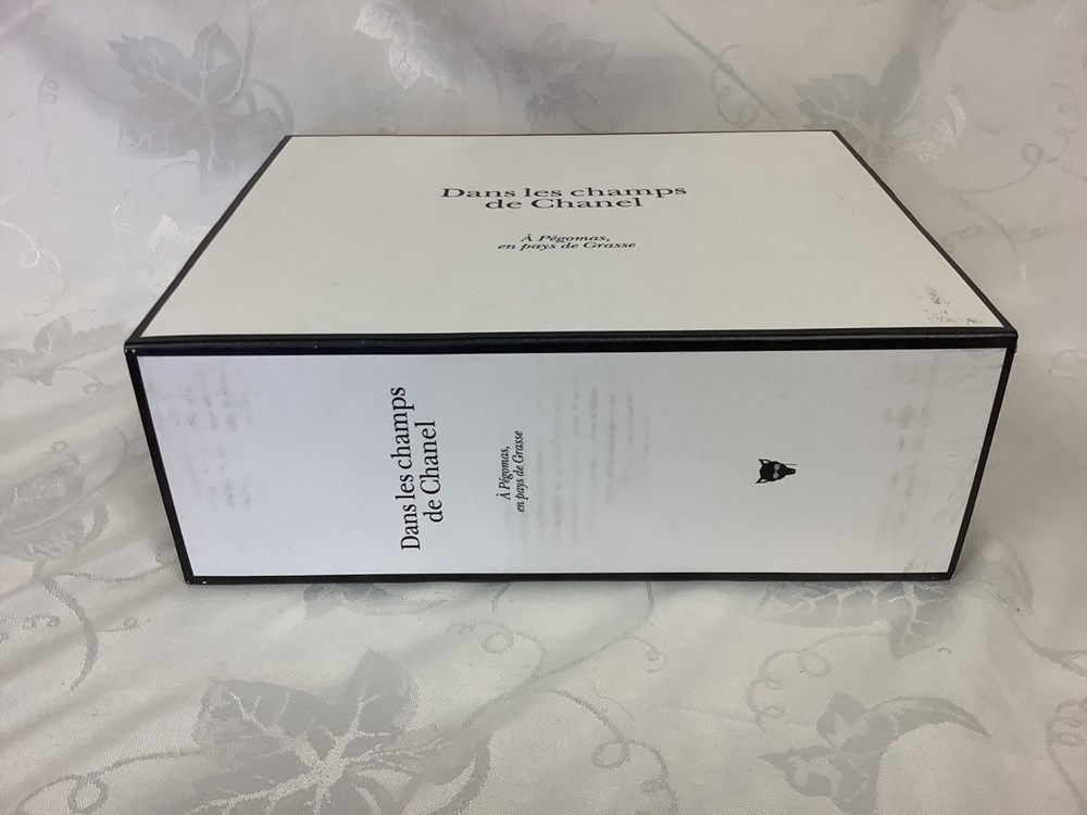monnaies dans les champs de chanel a pegomas en pays de grasse coffret