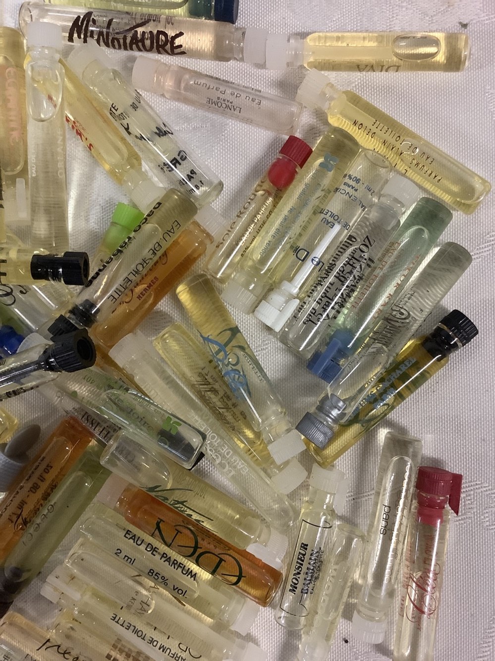 Lot d’échantillons de parfums et eaux de toilette 3 monnaies lot d echantillons de parfums et eaux de toilette