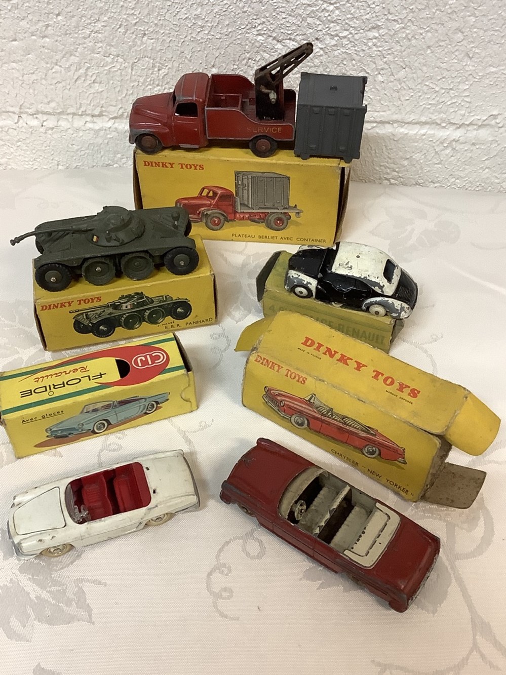 3 DINKY TOYS et leur boîte, 1 CIJ et sa boîte et 1 DINKY TOY et boîte dépareillée monnaies 3 dinky toys et leur boite 1 cij et sa boite et 1 dinky toy et boite depareillee