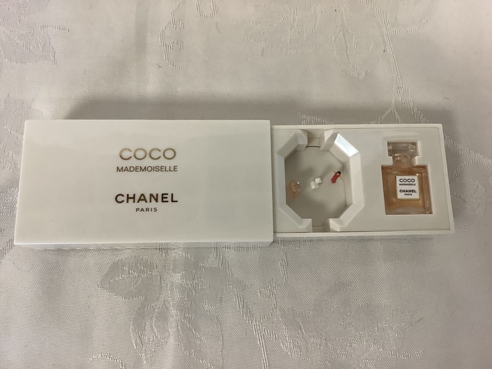 Miniature « coco mademoiselle » Chanel, flacon de parfum 1,5ml, dans son boîtier musicale à l’état neuf. Boîte en bon état sans blister. 2 monnaies miniature coco mademoiselle chanel flacon de parfum 1 5ml dans son boitier musicale a l etat neuf boite en bon etat sans blister