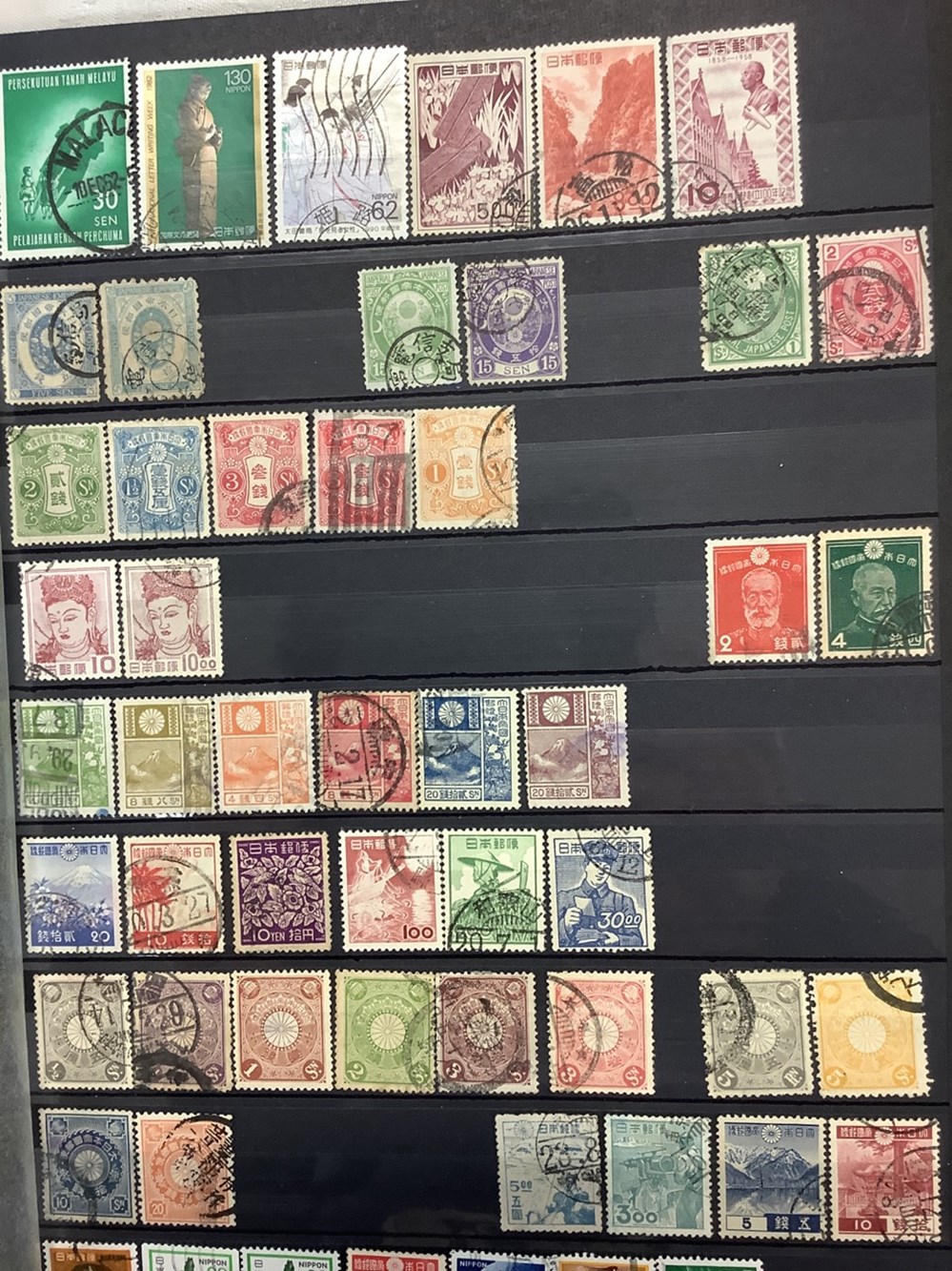 Album de timbres Chine et Japon, 563 timbres Chine, 240 du Japon, et quelques Corée du Nord 7 monnaies album de timbres chine et japon 563 timbres chine 240 du japon et quelques coree du nord