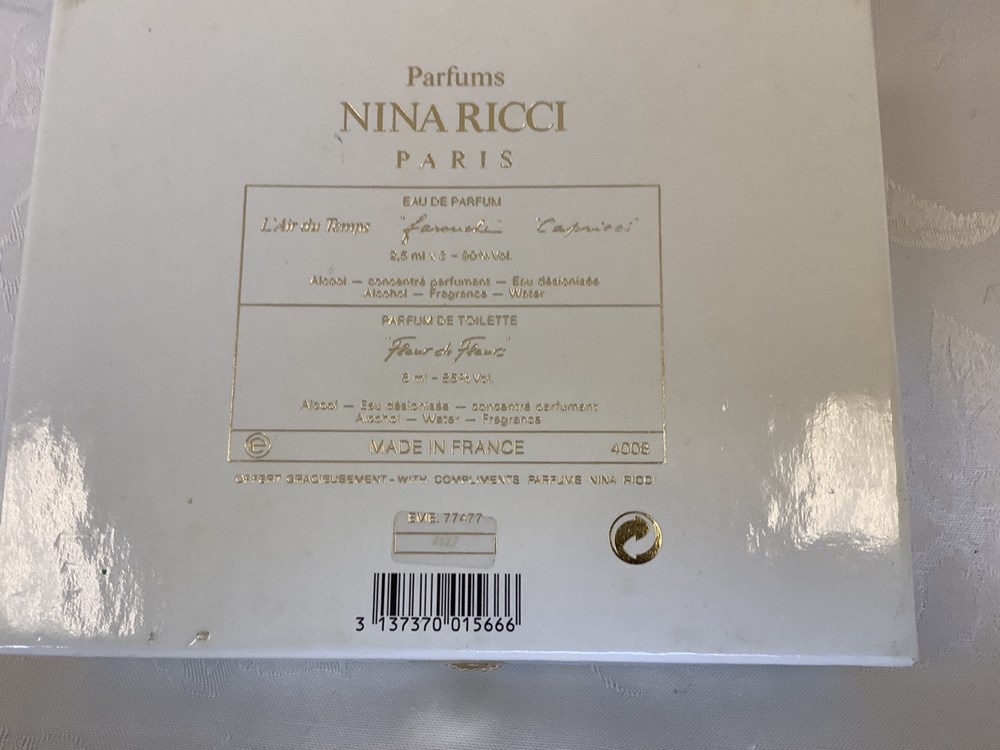 Coffret parfums « NINA RICCI », Eau de parfum, « L’air du temps » 2,5 mL, « farouche » 2,5mL « capricci » 2,5mL. Parfum de toilette « Fleur de Fleurs » 6 mL. Boîte ouverte, en bon état quelques petites traces. Flacons à l’état neuf. 3 monnaies coffret parfums nina ricci eau de parfum l air du temps 2 5 ml farouche 2 5ml capricci 2 5ml parfum de toilette fleur de fleurs 6 ml boite ouverte en bon etat quelques petites traces flacons