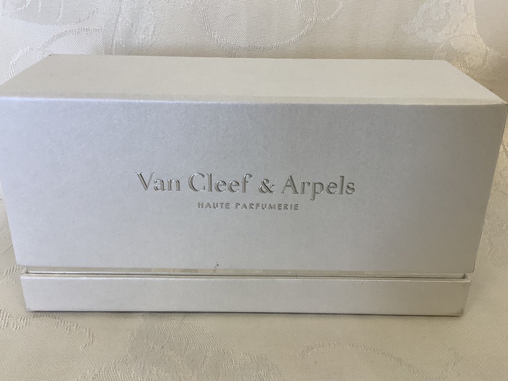 Coffret Miniatures « Van Cleef & Arpels » Haute Parfumerie, 3 parfums « Féerie eau de parfum » 7mL, « First eau de toilette » 5mL et Oriens eau de parfum 7mL. Dans leur boîte. A l’état neuf, quelques traces sur la boîte et Coffret ouvert sans blister. Les monnaies coffret miniatures van cleef arpels haute parfumerie 3 parfums feerie eau de parfum 7ml first eau de toilette 5ml et oriens eau de parfum 7ml dans leur boite a l etat neuf quelques traces su