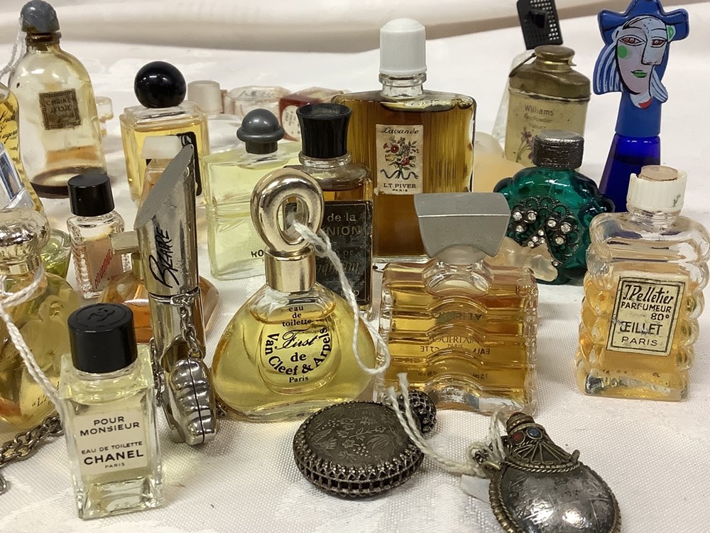 Lot de miniatures de parfums dont deux mini flacon en argent et Bizzare. 2 monnaies lot de miniatures de parfums dont deux mini flacon en argent et bizzare