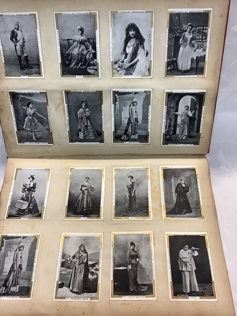 Album pour collection ancien, 29,5 x 40 cm, épaisseur, environ 6 cm, avec images Chocolat « Grondard », « Poulain », Myrtel, Besnier, Van Houten, Lombart, Moreuil, Nesle, 2 monnaies album pour collection ancien 29 5 x 40 cm epaisseur environ 6 cm avec images chocolat grondard poulain myrtel besnier van houten lombart moreuil nesle