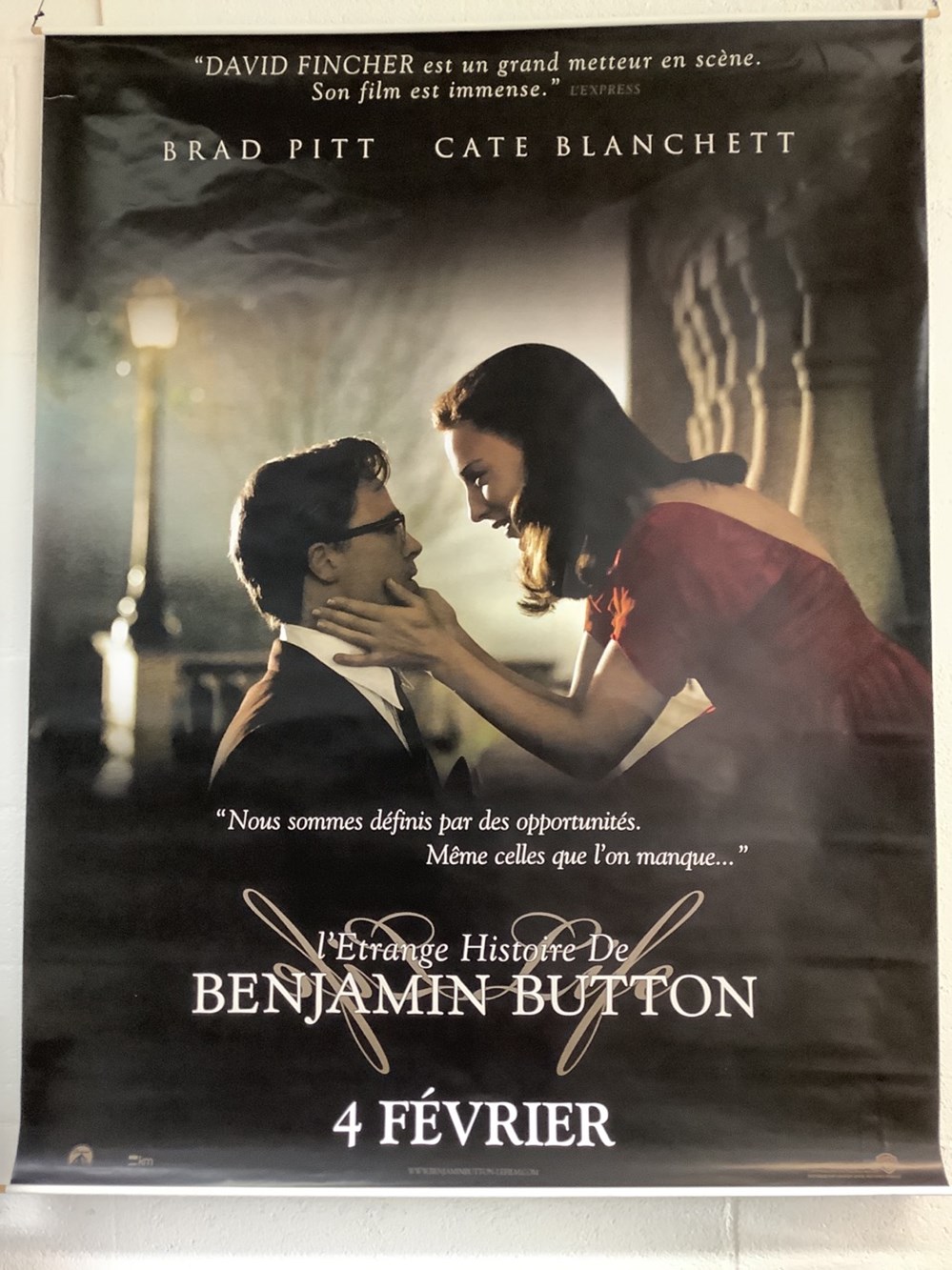 Une affiche de cinéma « L’étrange histoire de Benjamin Button » 147 x 185 cm monnaies une affiche de cinema l etrange histoire de benjamin button 147 x 185 cm