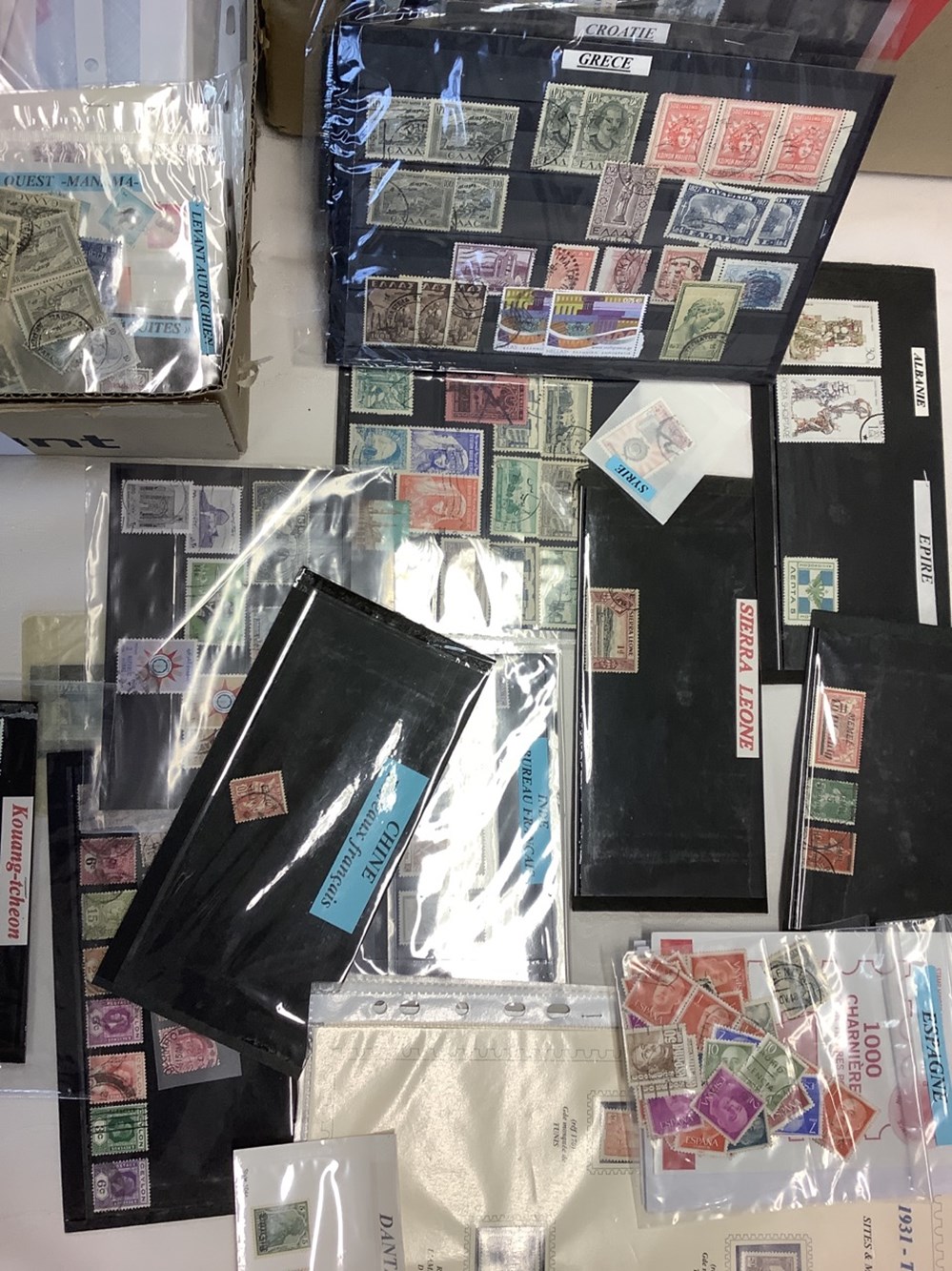 Timbres en vracs tous pays principalement oblitérés, des milliers de timbres et une boîte de cartes postales modernes 7 monnaies timbres en vracs tous pays principalement obliteres des milliers de timbres et une boite de cartes postales modernes