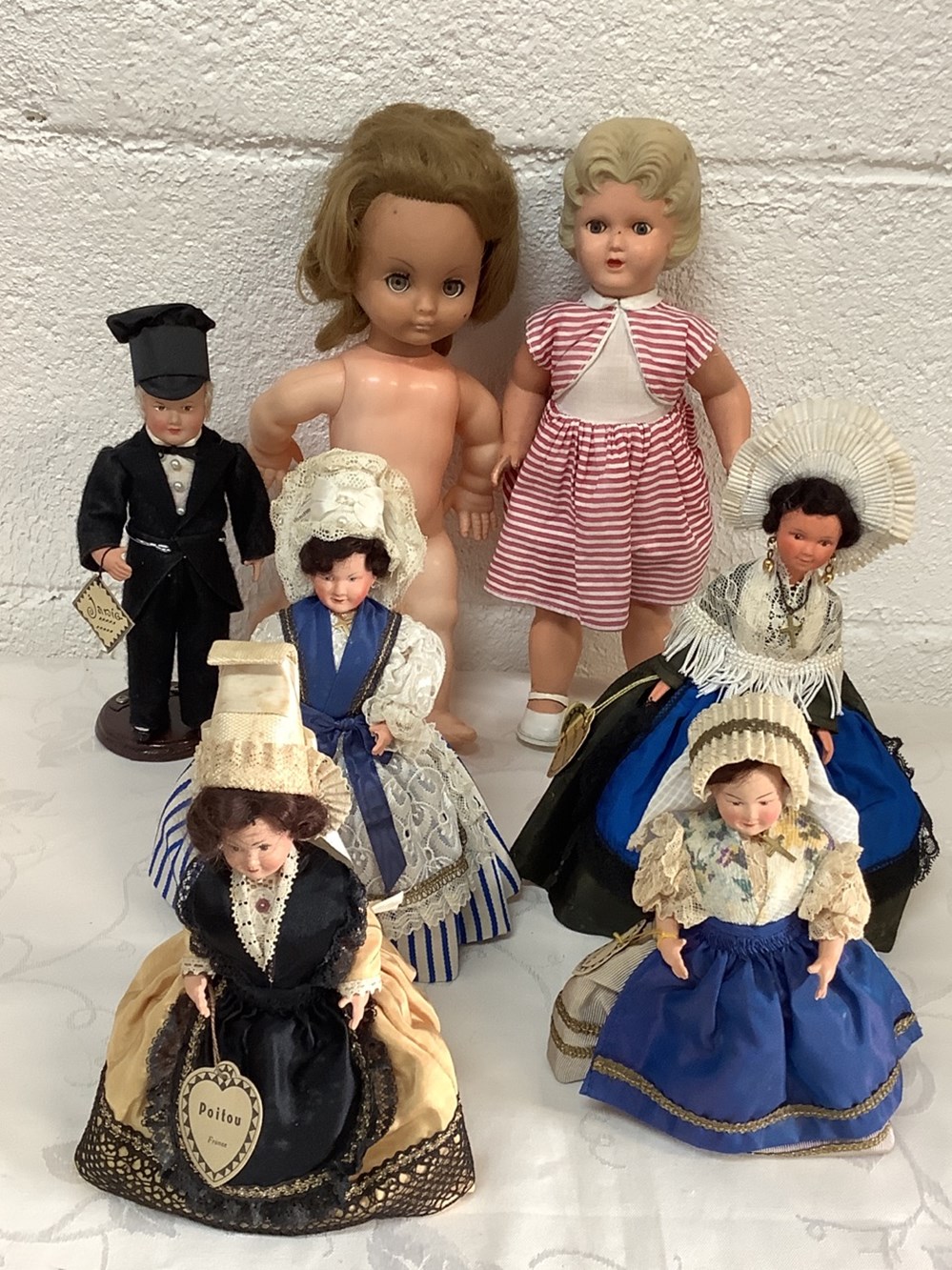 Lot de poupées dont Bella et 2 ancien berceaux en bois monnaies lot de poupees dont bella et 2 ancien berceaux en bois