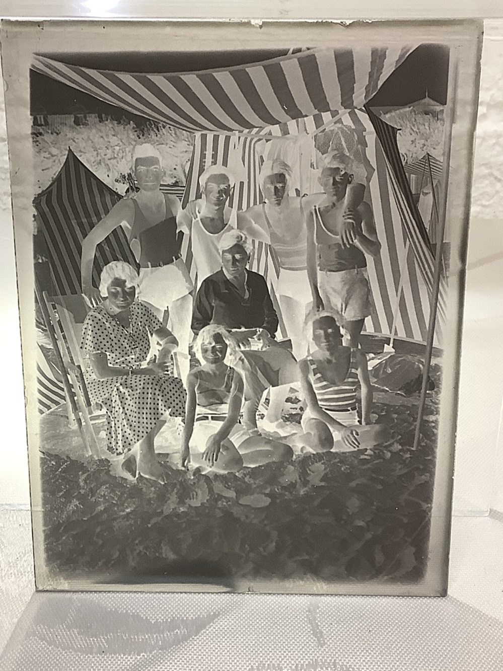 Ensemble de 88 photos sur verre de villages, plages, monuments et personnages 3 monnaies ensemble de 88 photos sur verre de villages plages monuments et personnages