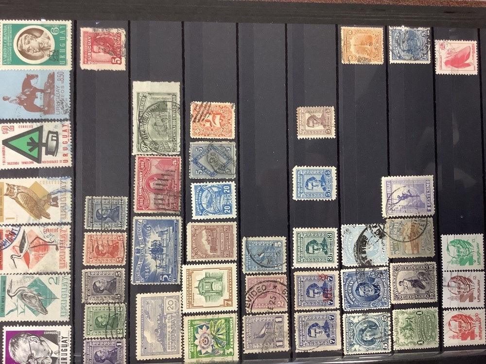 4 albums de timbres, principalement Amériques, pour la plupart, oblitérés, 6 monnaies 4 albums de timbres principalement ameriques pour la plupart obliteres