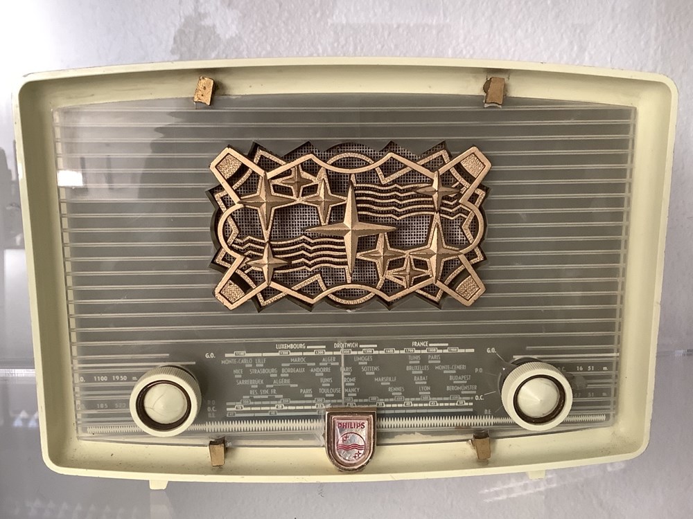 Poste radio type BF 151 U, couleur crème monnaies poste radio type bf 151 u couleur creme