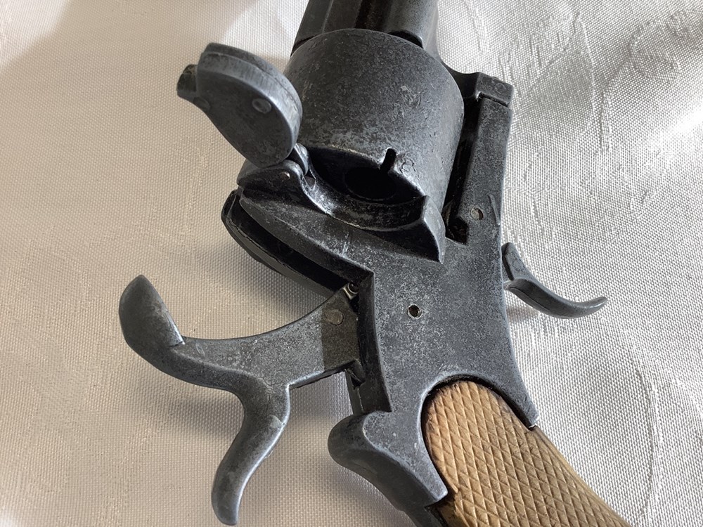 Réplique de revolver, bois et métal, mécanisme fonctionnel, en l’état. 3 monnaies replique de revolver bois et metal mecanisme fonctionnel en l etat