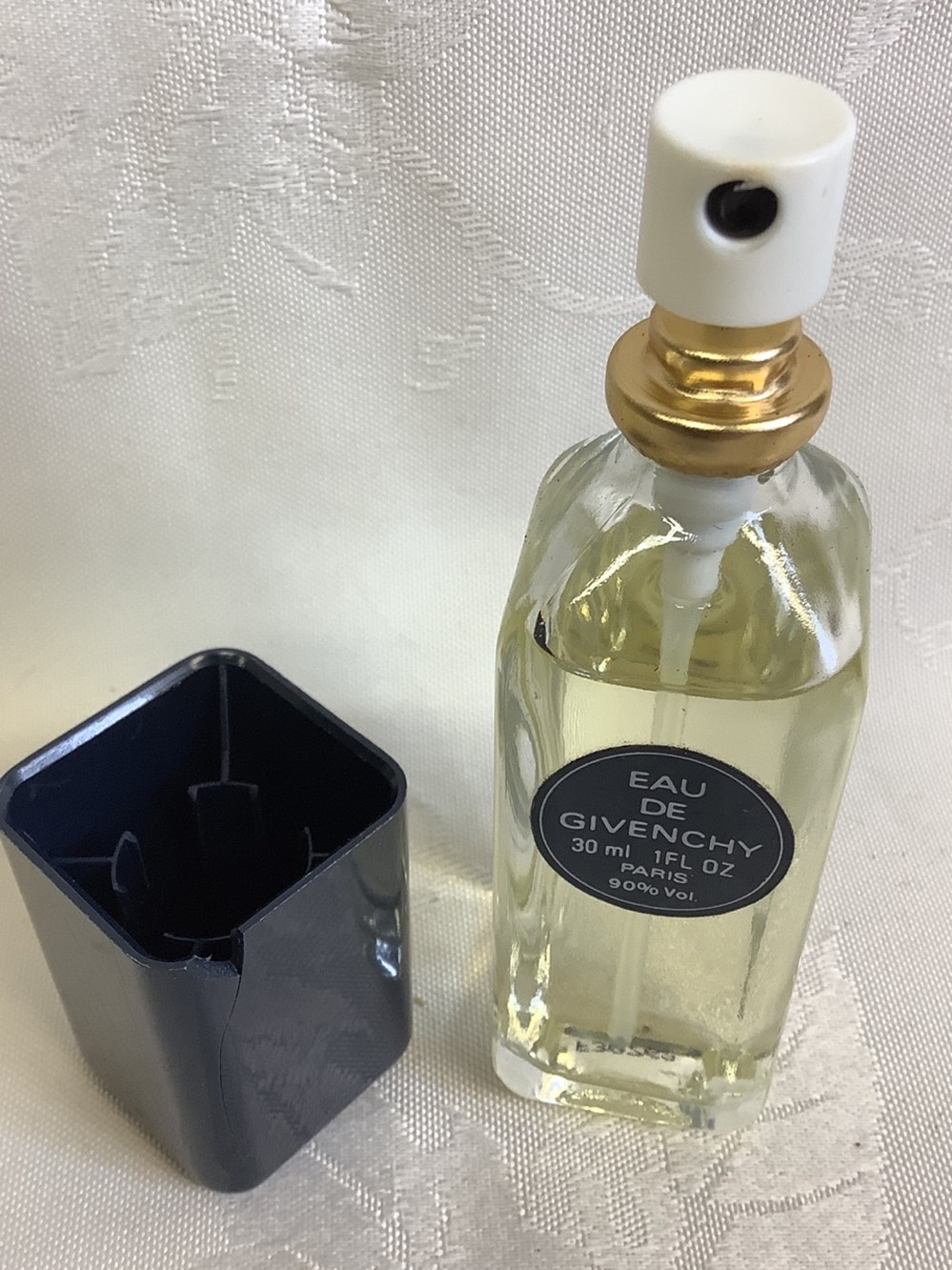 2 flacons GIVENCHY, « Extravagance d’Amarige » et eau de Givenchy, accidents aux capots. 3 monnaies 2 flacons givenchy extravagance d amarige et eau de givenchy accidents aux capots