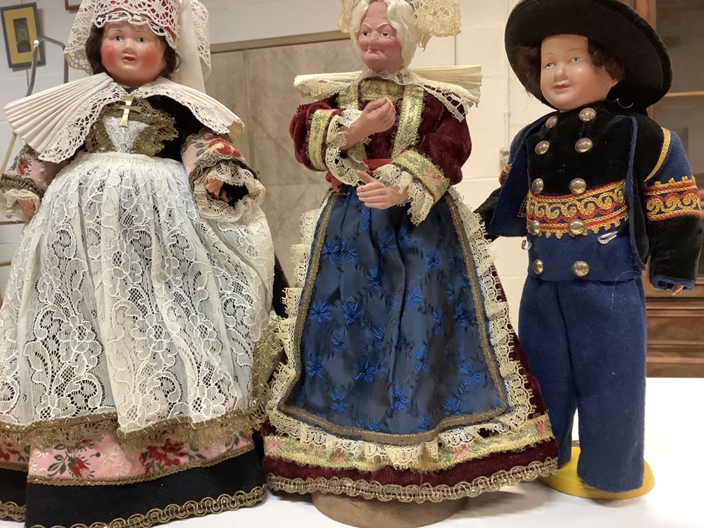 Lot de poupées en costume régional, hauteur de 10 à 36 cm. 2 monnaies lot de poupees en costume regional hauteur de 10 a 36 cm