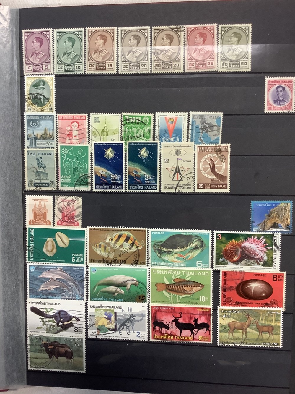 8 albums de timbres, Asie et Proche 11 monnaies 8 albums de timbres asie et proche