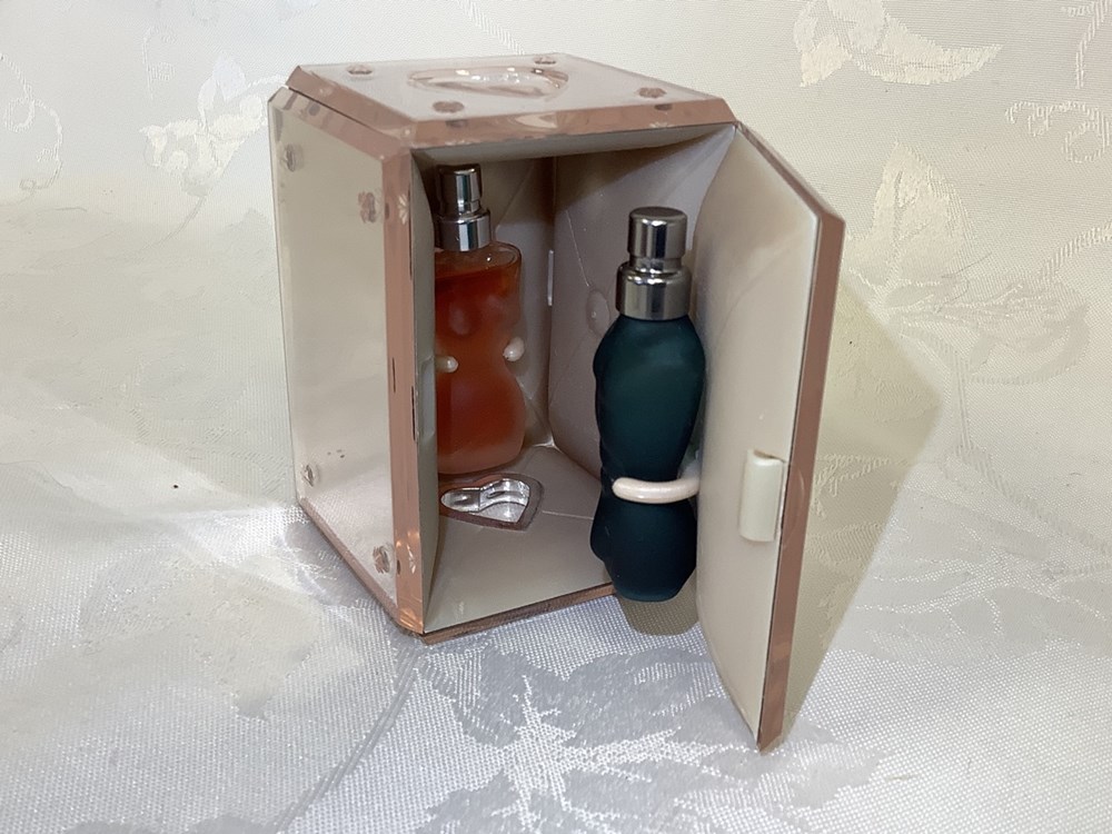 Miniature « Le boudoir » de Jean Paul Gaultier. Deux flacons Homme et femme dans leur boîtier. Flacons à l’état neuf. 2 monnaies miniature le boudoir de jean paul gaultier deux flacons homme et femme dans leur boitier flacons a l etat neuf