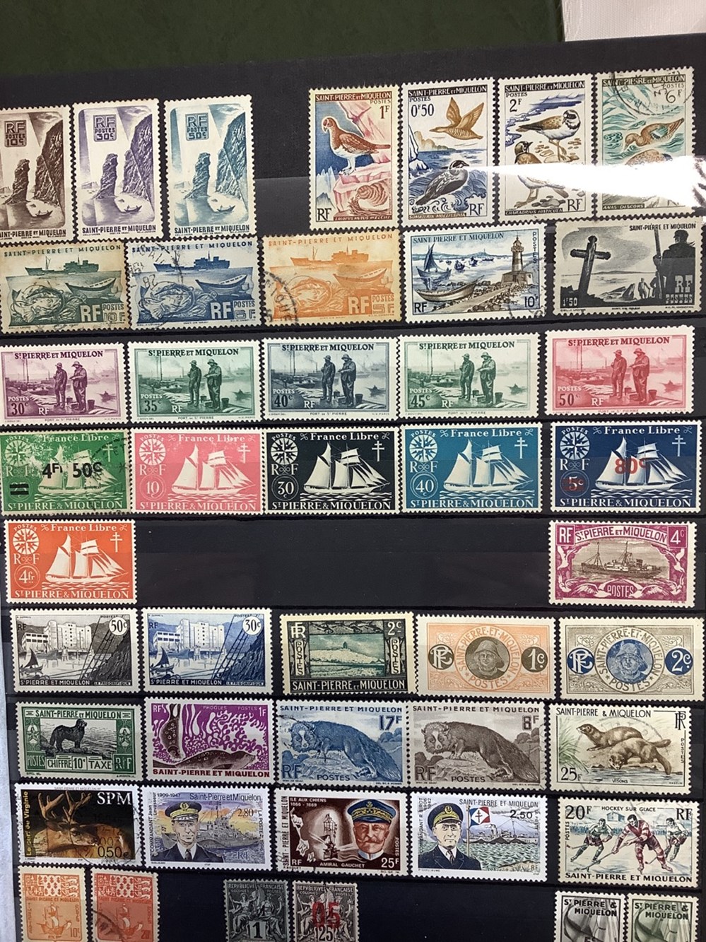 2 albums de timbres divers dont Vatican, Liban, Turquie, Syrie, Indochine etc 9 monnaies 2 albums de timbres divers dont vatican liban turquie syrie indochine etc