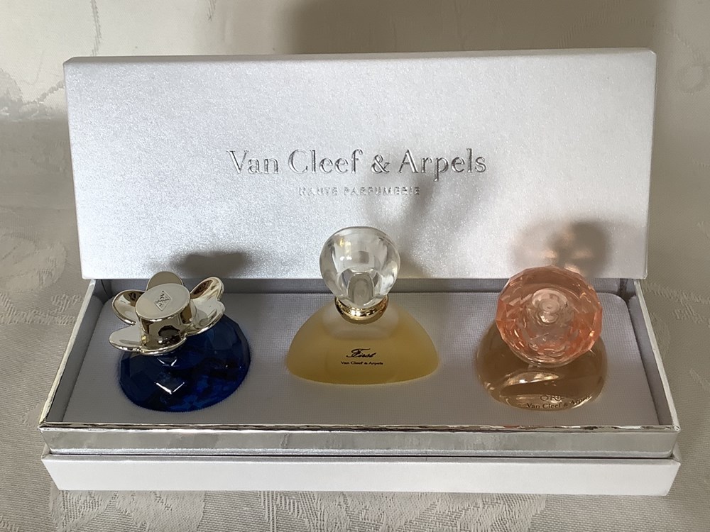 Coffret Miniatures « Van Cleef & Arpels » Haute Parfumerie, 3 parfums « Féerie eau de parfum » 7mL, « First eau de toilette » 5mL et Oriens eau de parfum 7mL. Dans leur boîte. A l’état neuf, quelques traces sur la boîte et Coffret ouvert sans blister. Les 2 monnaies coffret miniatures van cleef arpels haute parfumerie 3 parfums feerie eau de parfum 7ml first eau de toilette 5ml et oriens eau de parfum 7ml dans leur boite a l etat neuf quelques traces su